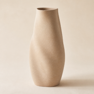 Skulpturel sandfarvet vase